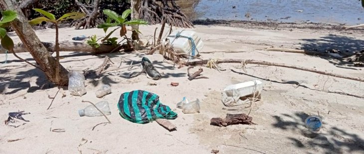 Objek Wisata Pasir Putih Palopo Dipenuhi Sampah