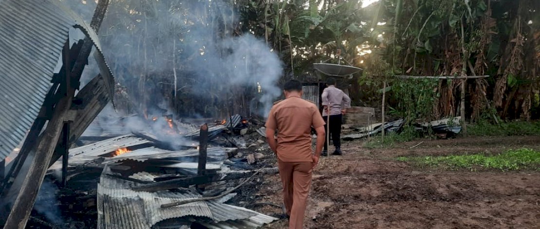 Si Jago Merah Hanguskan Rumah Panggung di Pinrang, Tidak Ada Korban Jiwa Si Jago Merah Hanguskan Rumah Panggung di Pinrang, Tidak Ada Korban Jiwa