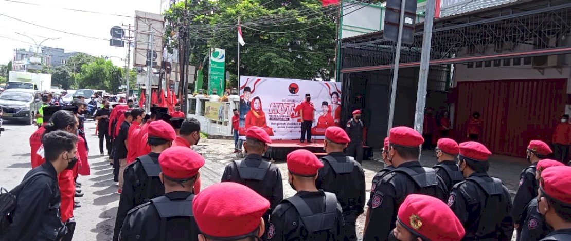 UPACARA. PDIP Provinsi Sulawesi Selatan (Sulsel) menggelar upacara bendera dalam rangkat HUT PDIP ke-49 tahun, di Jalan Gunung Bawakaraeng Kota Makassar, Senin (10/1/2022). UPACARA. PDIP Provinsi Sulawesi Selatan (Sulsel) menggelar upacara bendera dalam rangkat HUT PDIP ke-49 tahun, di Jalan Gunung Bawakaraeng Kota Makassar, Senin (10/1/2022).