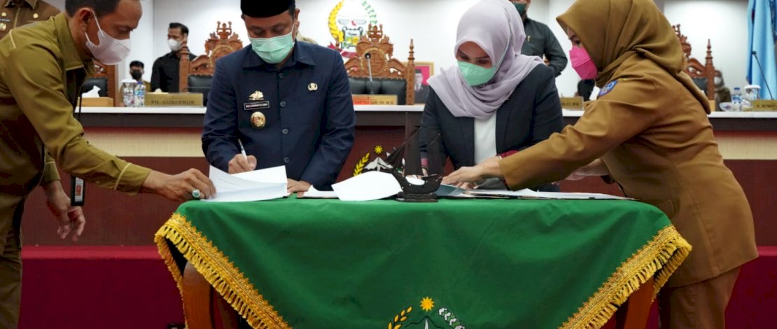 PENGESAHAN. Pelaksana tugas (Plt) Gubernur Sulsel Andi Sudirman Sulaiman dan Ketua DPRD Sulsel Andi Ina Kartika Sari meneken pengesahan dua rancangan peraturan daerah (ranperda).
