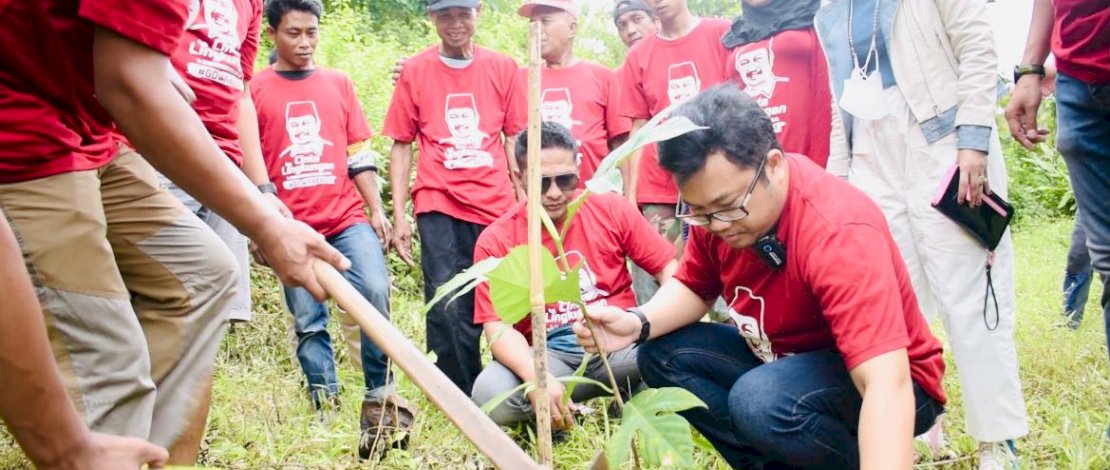 PEDULI ALAM. Wakil Ketua DPRD Sulsel Ir. Darmawangsyah Muin, M.Si, saat menanam pohon di sejumlah titik di Kabupaten Gowa.