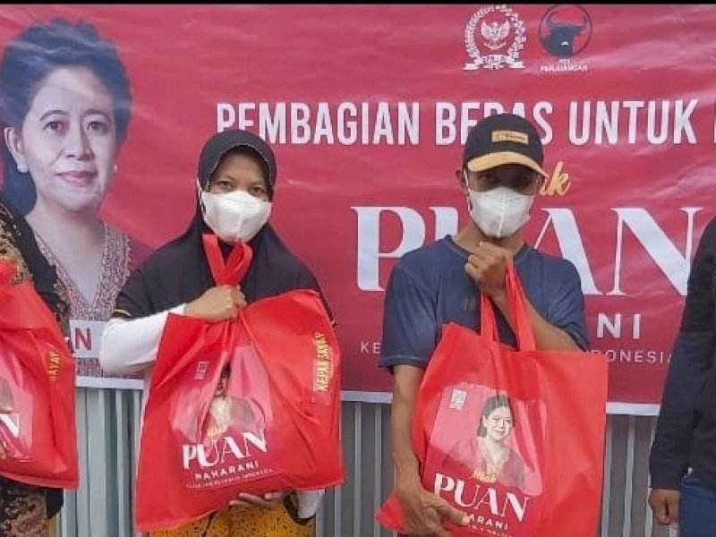 PDI Perjuangan Bagikan 3 Ton Beras di Kota Makassar 