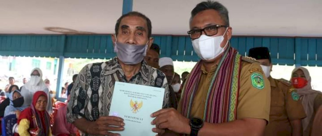 Bupati Luwu Timur Serahkan Sertifikat Tanah ke Warga Transmigrasi Bupati Luwu Timur Serahkan Sertifikat Tanah ke Warga Transmigrasi