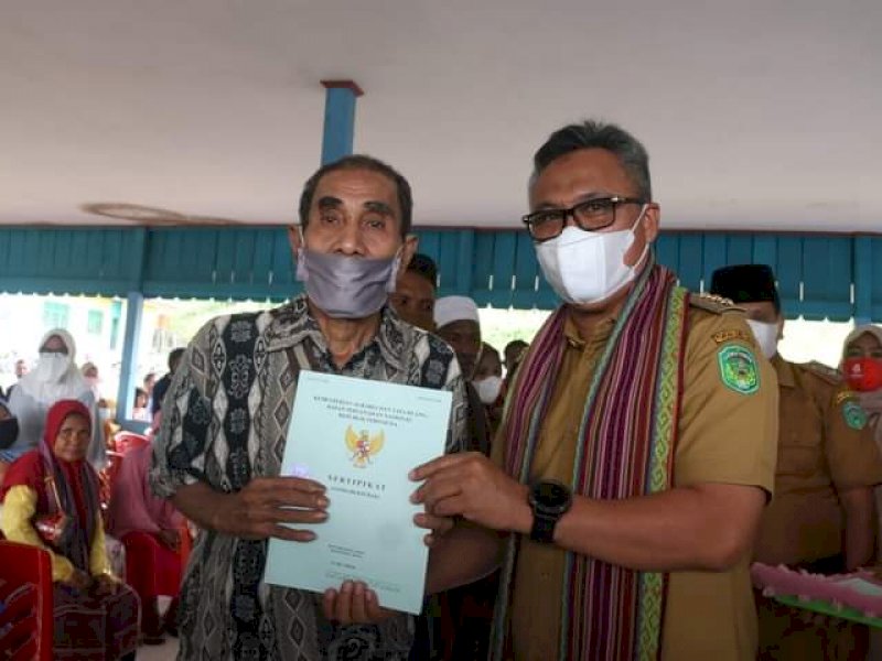 Bupati Luwu Timur Serahkan Sertifikat Tanah ke Warga Transmigrasi 