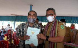 Bupati Luwu Timur Serahkan Sertifikat Tanah ke Warga Transmigrasi 