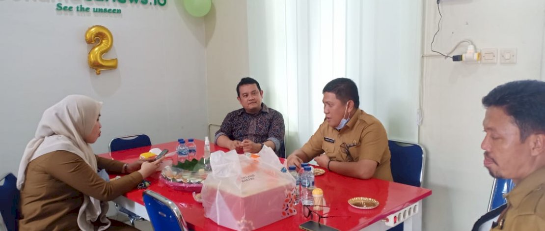 Kepala Dinas Kominfo SP Sulsel, Amson Padolo, saat berkunjung ke redaksi bukamatanews.id, di Jalan Toddopuli Makassar, kemarin.