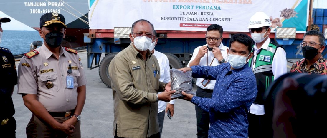 Kepala Dinas Perdagangan Sulsel, Ashari F Radjamilo, saat melepas ekspor pala dan cengkeh ke Rusia, di Terminal Peti Kemas Pelabuhan Laut Soekarno-Hatta, Makassar, Senin, 10 Januari 2022 lalu. Kepala Dinas Perdagangan Sulsel, Ashari F Radjamilo, saat melepas ekspor pala dan cengkeh ke Rusia, di Terminal Peti Kemas Pelabuhan Laut Soekarno-Hatta, Makassar, Senin, 10 Januari 2022 lalu.