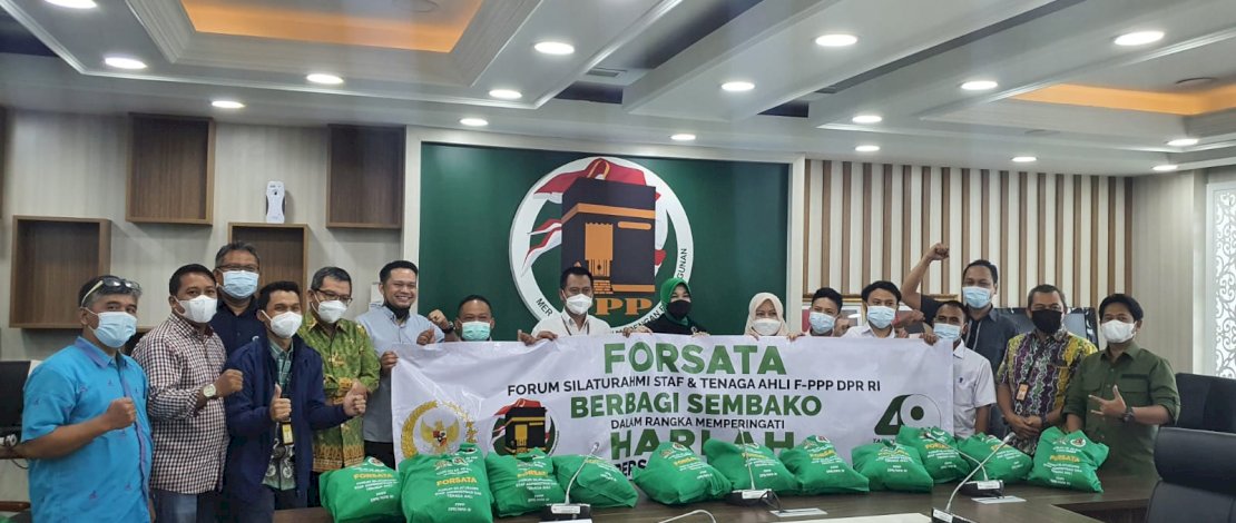 SEMBAKO. Forum Silaturahmi Staf Administrasi dan Tenaga Ahli Fraksi Partai Persatuan Pembangunan (PPP) DPR/MPR RI menyalurkan bantuan sembako kepada para para pegawai kesekjenan dan cleaning servis di lantai 15 gedung Nusantara 1, Jakarta, Selasa (11/1/2022).
