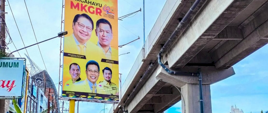 MULAI RAMAI. Bilboard ucapan dari sejumlah elit Partai Golkar dan kepala daerah mulai meramaikan jalan- jalan protokol menjelang puncak pelaksanaan HUT Ormas MKGR di Hotel Claro Makassar, Minggu (16/1/2022). MULAI RAMAI. Bilboard ucapan dari sejumlah elit Partai Golkar dan kepala daerah mulai meramaikan jalan- jalan protokol menjelang puncak pelaksanaan HUT Ormas MKGR di Hotel Claro Makassar, Minggu (16/1/2022).