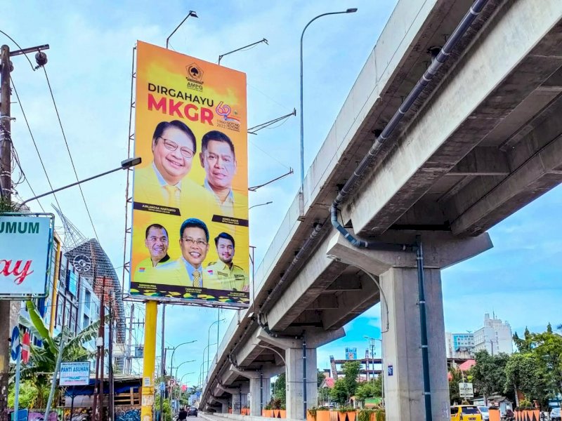 Jelang HUT Ormas MKGR, Bilboard Mulai Ramaikan Jalan Utama Makassar