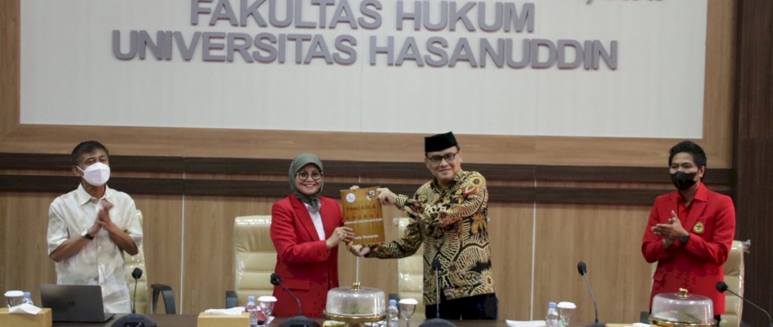 Webinar Nasional Kerjasama Fakultas Hukum Unhas dengan FKPT Sulsel, yang mengangkat tema Peran Pancasila dalam Pencegahan Radikalisme di Perguruan Tinggi, yang diselenggarakan Rabu, 12 Januari 2022. Webinar Nasional Kerjasama Fakultas Hukum Unhas dengan FKPT Sulsel, yang mengangkat tema Peran Pancasila dalam Pencegahan Radikalisme di Perguruan Tinggi, yang diselenggarakan Rabu, 12 Januari 2022.