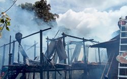 Ditinggal Pemilik, Rumah di Pinrang Rata Tanah Dilalap Sijago Merah
