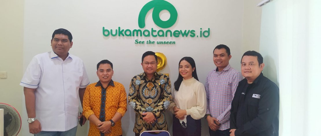Sekretaris Gerindra Kabupaten Gowa, Idris Rate (Kedua dari Kanan) mengenakan baju motif garis-garis foto bersama mendampingi Wakil Ketua DPRD Sul-sel, Darmawangsa Muin.
