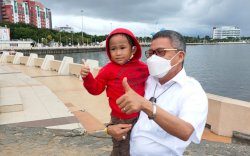 Izin puang' Kami mau Foto-foto', Taufan Pawe Jadi Rebutan Pengunjung di Pantai Losari