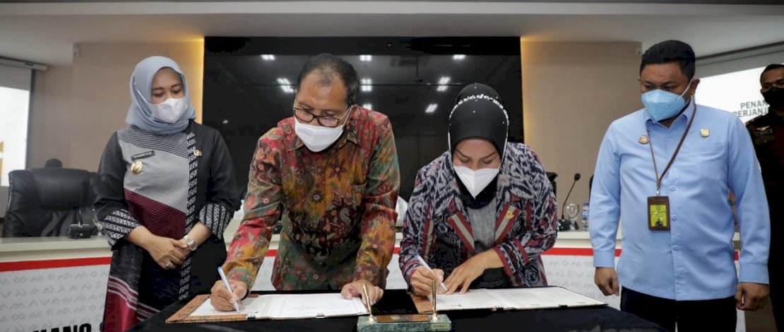 Pemerintah Kota bersama Kejaksaan Negeri (Kejari) Makassar menandatangani Perjanjian Kerjasama (MoU) Penanganan Bidang Hukum Perdata dan Tata Usaha Negara, di Ruang Sipakalebbi Balai Kota Makassar, Kamis, 13 Januari 2022.