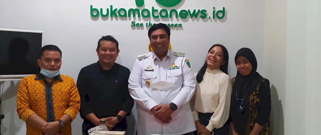 Bupati Maros H.A.S Chaidir Syam, berkunjung ke Kantor Bukamatanews, Rabu (12/1/2022). 