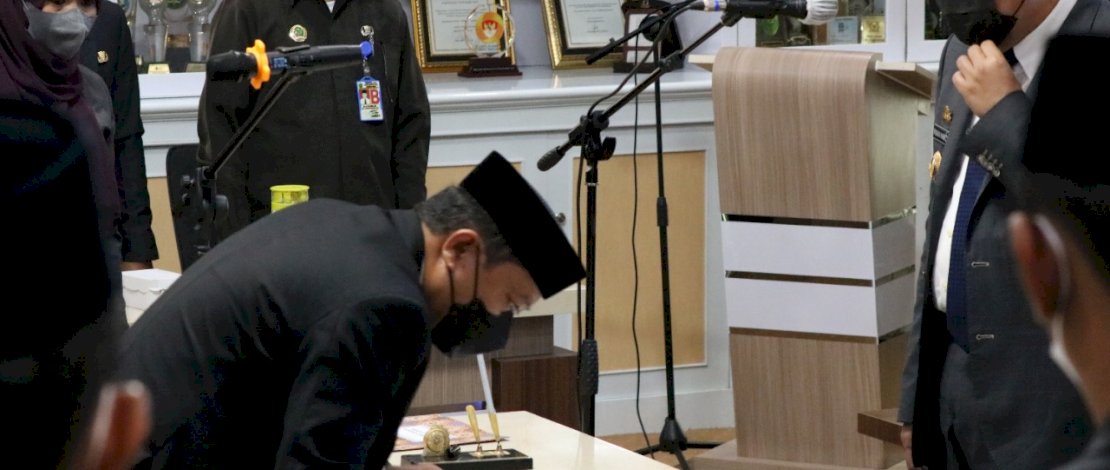 Lantik Direktur PDAM dan PD Karya, Bupati Pinrang Harapkan Dapat Berinovasi