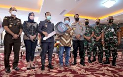 Diberitahu Tetangga Menang Undian, Petani Toraja Ini Akhirnya Jemput Hadiah Mobil di Kantor Gubernur