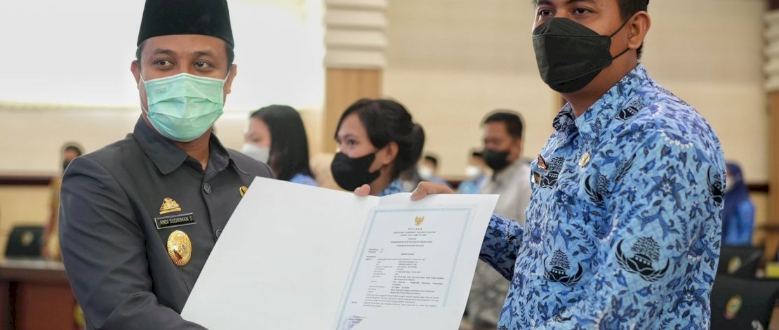 Plt Gubernur Sulsel, Andi Sudirman Sulaiman, menyerahkan petikan SK PNS formasi tahun 2019 di Lingkup Pemerintah Provinsi Sulsel, di Ruang Rapat Pimpinan Kantor Gubernur Sulsel, Kamis, 13 Januari 2022.