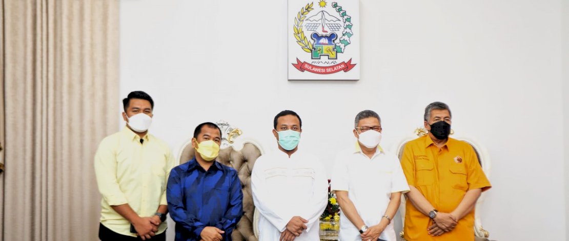 SUPPORT. Pelaksana tugas Gubernur Sulsel Andi Sudirman Sulaiman Andi Sudirman Sulaiman saat menerima rombongan Ketua DPD I Golkar Sulsel HM Taufan Pawe, di Rujab Wagub Sulsel, Kamis 13 Januari 2022. 
