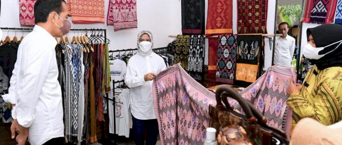Promosikan Wisata Mandalika, Jokowi dan Iriana Borong Produk UMKM 