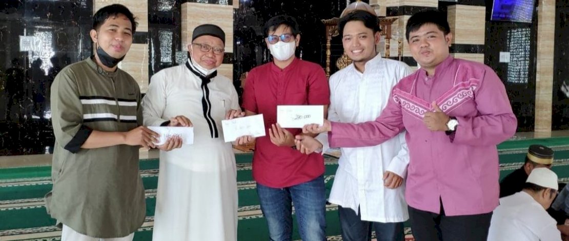 Penyerahan donasi hasil penjualan nasi kotak murah ISYEF Point Makassar ke salah satu masjid, beberapa waktu lalu. Penyerahan donasi hasil penjualan nasi kotak murah ISYEF Point Makassar ke salah satu masjid, beberapa waktu lalu.