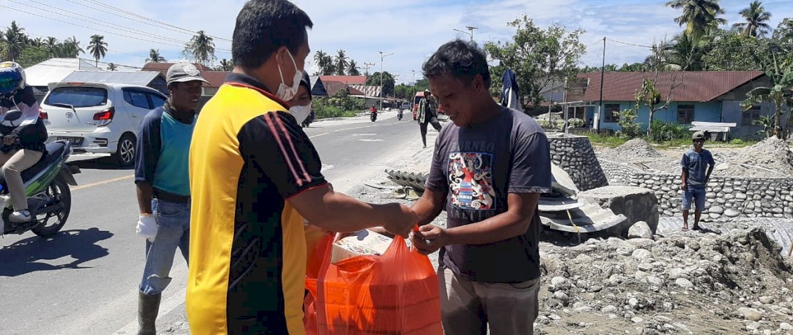 Reskrim Polres Lutra membagikan nasi kotak kepada tukang ojek dan buruh bangunan, Jumat, 14 Januari 2022. Reskrim Polres Lutra membagikan nasi kotak kepada tukang ojek dan buruh bangunan, Jumat, 14 Januari 2022.