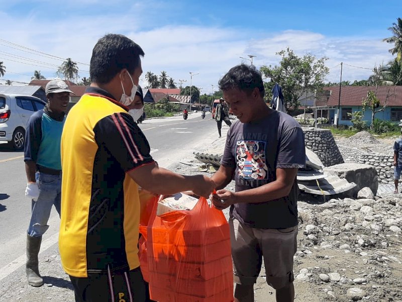 Polres Lutra Bagikan Nasi Box ke Tukang Ojek dan Buruh Bangunan