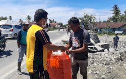 Polres Lutra Bagikan Nasi Box ke Tukang Ojek dan Buruh Bangunan