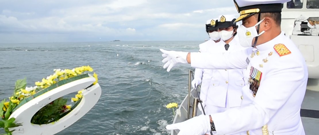 Inspektur Upacara (Irup) Danlantamal VI Makassar, Laksamana Pertama TNI Dr. Benny Sukandari, S.E., M.M., CHRMP, melakukan pelarungan bunga di Perairan Makassar, Sabtu, 15 Januari 2022.