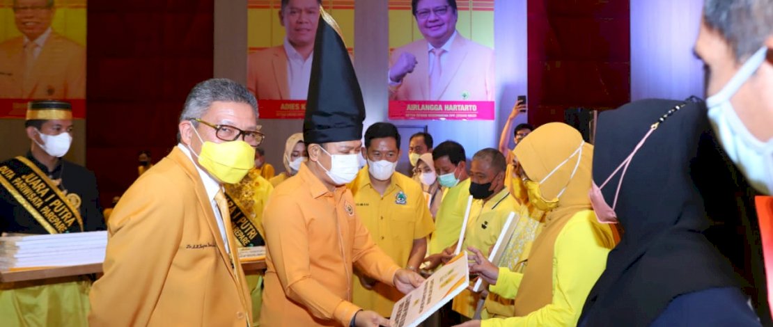 BANTUAN. Ketua Umum  DPP Ormas Musyawarah Kekeluargaan Gotong Royong (MKGR), Adies Kadir menyerahkan bantuan UMKM di sela-sela pelantikan kepengurusan MKGR Sulsel periode 2021 -2026, di Hotel Gammara, Kota Makassar, Sabtu, (15/01/2022). 