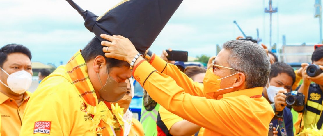 Ketua DPD I Golkar Sulsel, Taufan Pawe, menyambut Ketua Umum DPP Partai Golkar, Airlangga Hartarto tiba di Kota Makassar