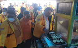 Warga Makassar Teriaki Airlangga Presiden ku