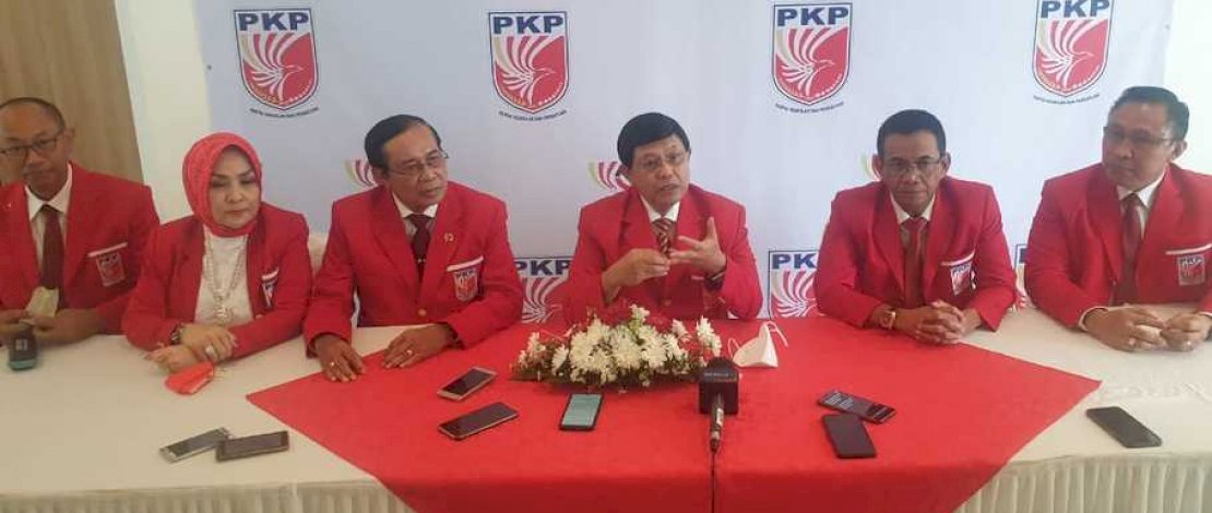 BERSAMA JAJARAN. Ketum DPN PKP Mayjen TNI Mar (Purn) Yussuf Solichien dan jajaran pengurus saat konferensi pers di acara puncak Peringatan HUT PKP ke-23 digelar di Auditorium North Jakarta Intercultural School, Kelapa Gading, Jakarta Utara.
