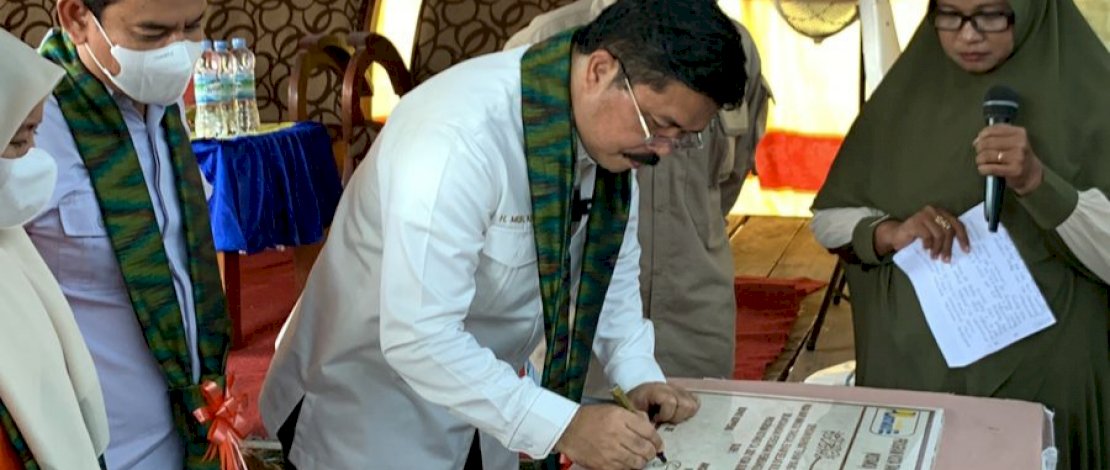 PERESMIAN. Anggota DPR RI F-PPP Dapil II Sulsel, H Muhammad Aras meresmikan Program Kota Tanpa Kumuh (KOTAKU) di Kelurahan Macanre, Kecamatan Lilirilau, Kabupaten Soppeng, Minggu (16/01/2022). 
