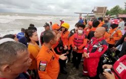 Dua Remaja Terseret Ombak Saat Rayakan Ultah di Pantai Angin Mamiri