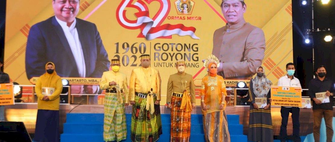GOTONG ROYONG. Ketua Umum DPP Partai Golkar Airlangga Hartarto, Ketua DPP MKGR Adies Kadir, dan Ketua Partai Golkar Sulsel HM Taufan Pawe pada puncak perayaan HUT MKGR Ke-62 tahun, di Hotel Claro Makassar, Minggu (16/1/2022). GOTONG ROYONG. Ketua Umum DPP Partai Golkar Airlangga Hartarto, Ketua DPP MKGR Adies Kadir, dan Ketua Partai Golkar Sulsel HM Taufan Pawe pada puncak perayaan HUT MKGR Ke-62 tahun, di Hotel Claro Makassar, Minggu (16/1/2022).