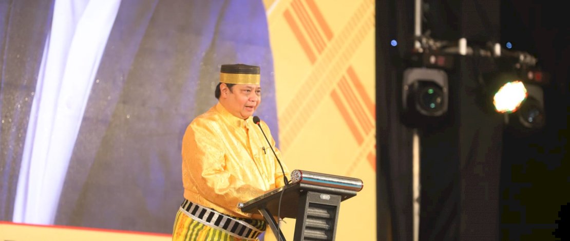 PUNCAK. Ketua Umum DPP Partai Golkar Airlangga Hartarto saat menghadiri puncak HUT Ormas MKGR di Hotel Claro Makassar, malam kemarin.