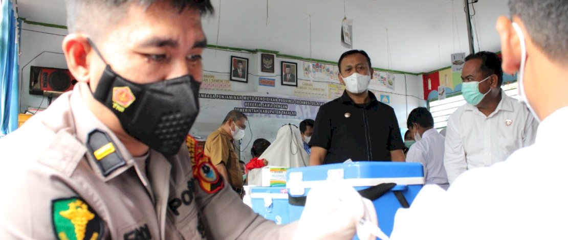Perdana, Bupati Takalar saksikan vaksinasi anak di SD Centre Pattalassang