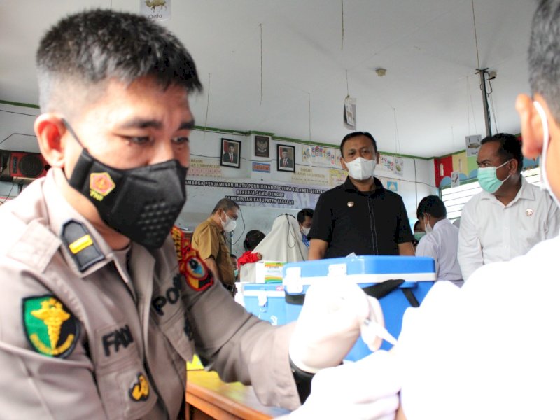 Perdana, Bupati Takalar saksikan vaksinasi anak di SD Centre Pattalassang
