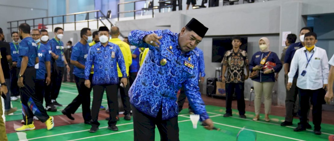 Sekretaris Daerah Provinsi Sulsel, Abdul Hayat Gani, membuka Turnamen Bulutangkis KORPRI CUP I Tahun 2022, yang berlangsung di GOR Lapangan Bulutangkis Kantor Gubernur Sulsel, Senin (17/1/2022).