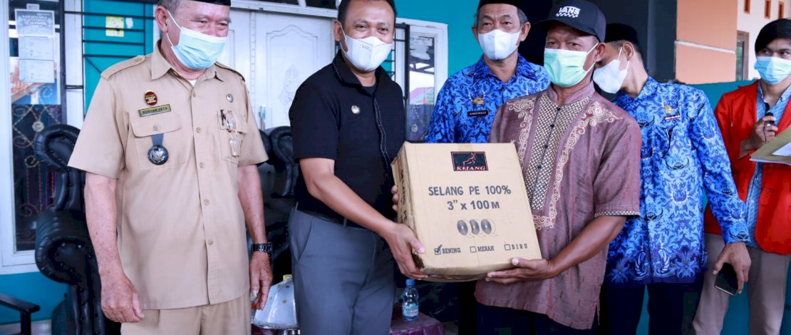 Bupati Takalar Serahkan BLT-DD untuk Masyarakat Desa Popo