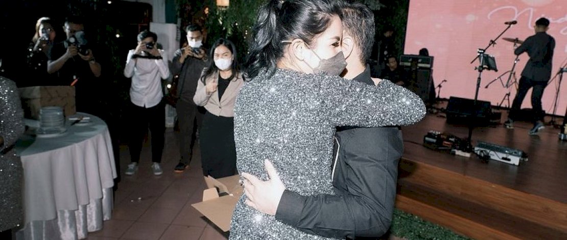 Momen Nindy Ayunda memeluk kekasihnya di acara kejutan ulang tahunnya yang ke 33.