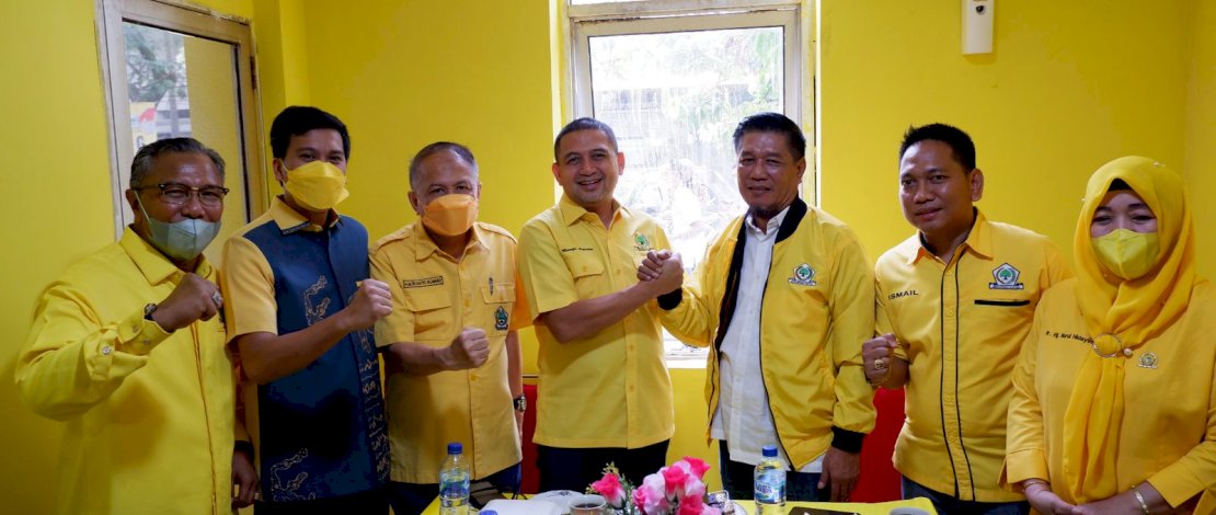 HENGKANG. Ketua Partai Perindo, Ruslan Mahmud memilih bergabung ke Partai Golkar Kota Makassar di bawah komando Munafri Arifuddin.