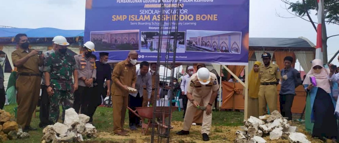 Bupati Bone Letakkan Batu Pertama Pembangunan Masjid dan Sekolah Asshiddiqi