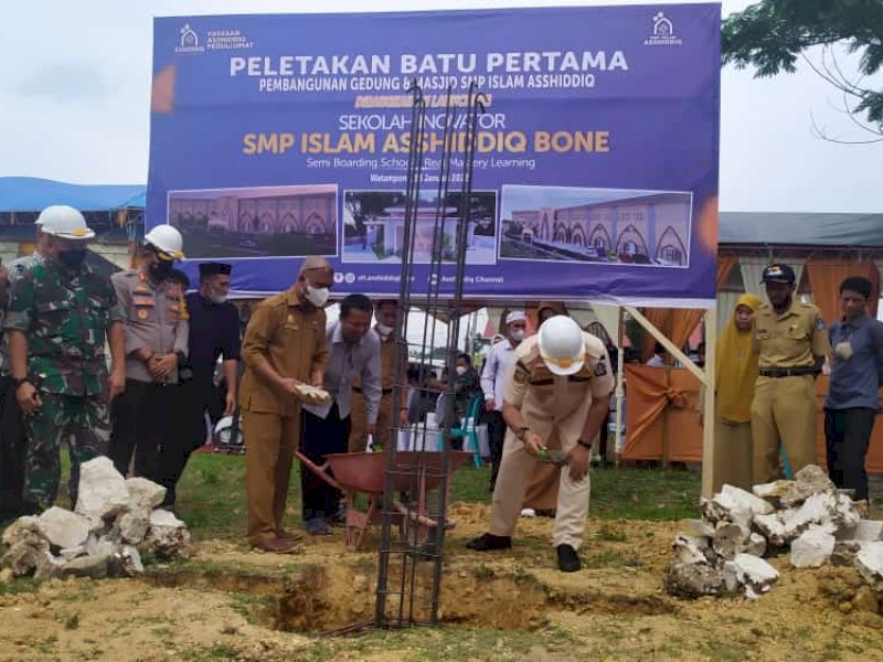 Bupati Bone Letakkan Batu Pertama Pembangunan Masjid dan Sekolah Asshiddiqi