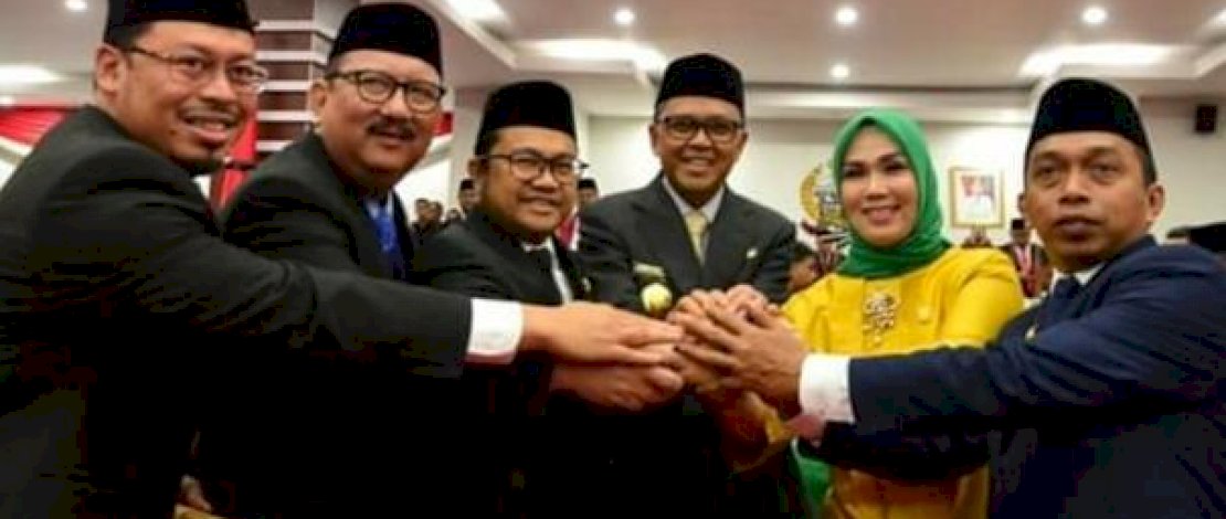 Pimpinan DPRD Provinsi Sulsel saat foto bersama mantan Gubernur Sulsel Prof Nurdin Abdullah usai rapat paripurna.