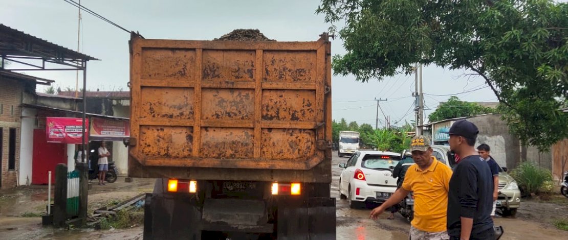 Gerakan Golkar Peduli, Usman Marham Bantu Perbaikan Akses Jalan Poros Pinrang-Rappang