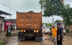 Gerakan Golkar Peduli, Usman Marham Bantu Perbaikan Akses Jalan Poros Pinrang-Rappang