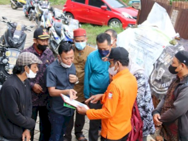 Bergerak Cepat, Camat Tallo Alamsyah Sahabuddin Salurkan Bantuan ke Korban Angin Puting Beliung